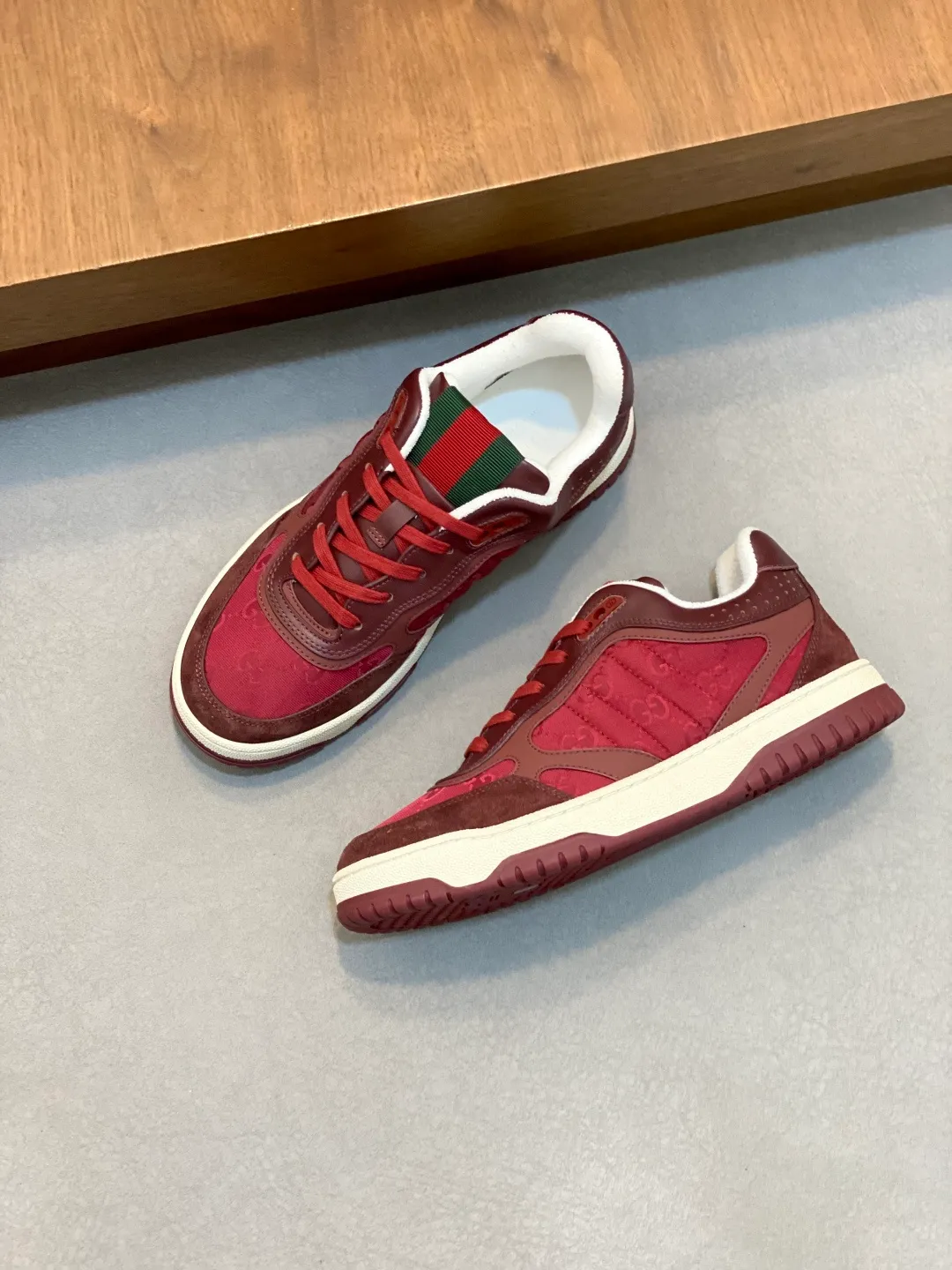 Men's Shoes 💰660 𝐆𝐮𝐜𝐜𝐢 𝐑𝐞-𝐖𝐞𝐛 As the first sneaker created by Sabato De Sarno for Gucci, the Re-Web series reinterprets the brand's classic stripes and sets off the modern silhouette design with bold and unique details. These shoes are crafted from white leather. This new sneaker is ingeniously decorated with many of the brand's classic details, and is equipped with a bright red and green webbing tongue, which will make people fall in love at first sight. White leather treated with a special process for softness and luster, with an embossed grainy texture. Script Gucci logo and interlocking G web label with Interlocking G and script Gucci logo. Rubber outsole with interlocking G detail eyelets. Web tongue. Size: 39-44 (customized for sizes 38 and 45)